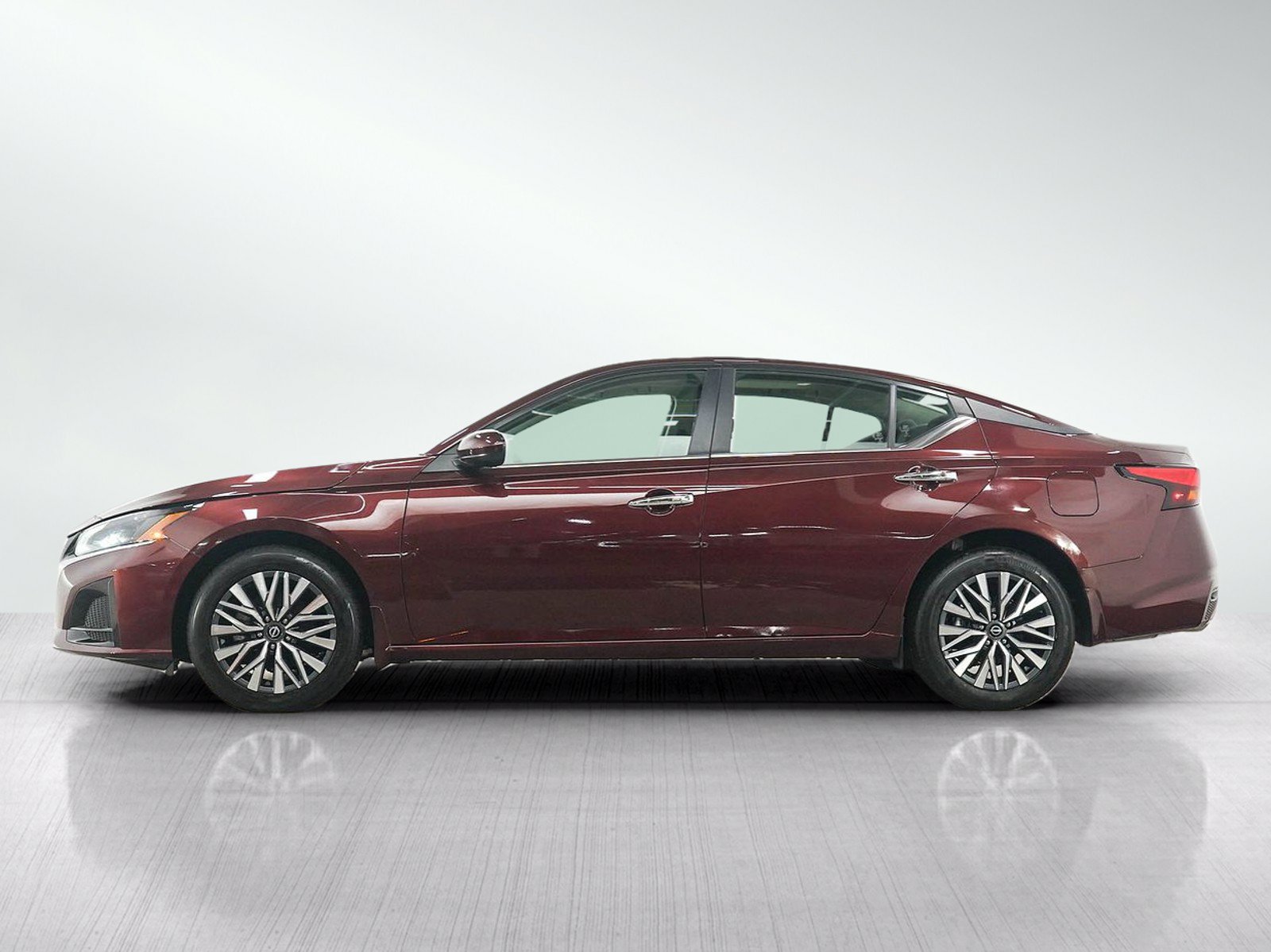 Used 2023 Nissan Altima 2.5 SV w/ SV Premium Package AWD/4WD image 2