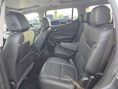 Used 2021 GMC Acadia SLT w/ Elevation Edition image 8