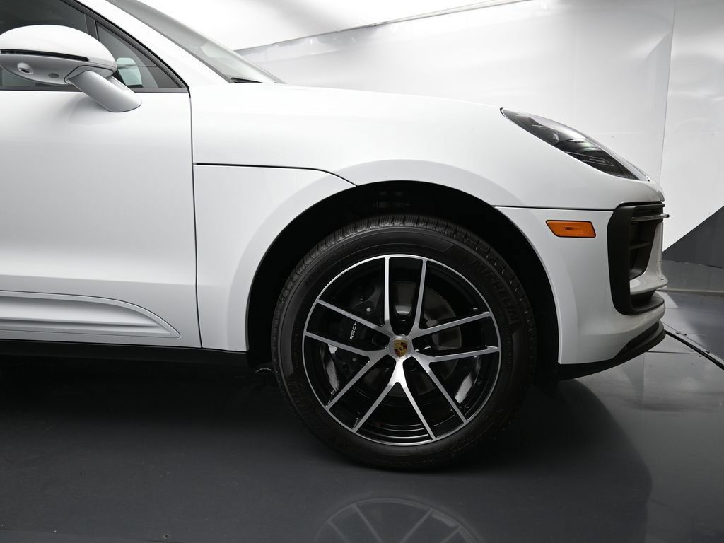 Certified 2025 Porsche Macan AWD/4WD image 20