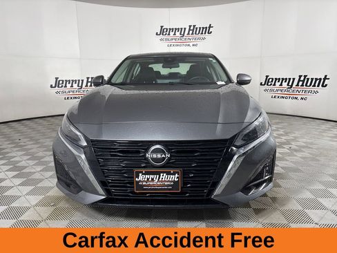 Used 2023 Nissan Altima 2.5 SV w/ SV Premium Package image 3