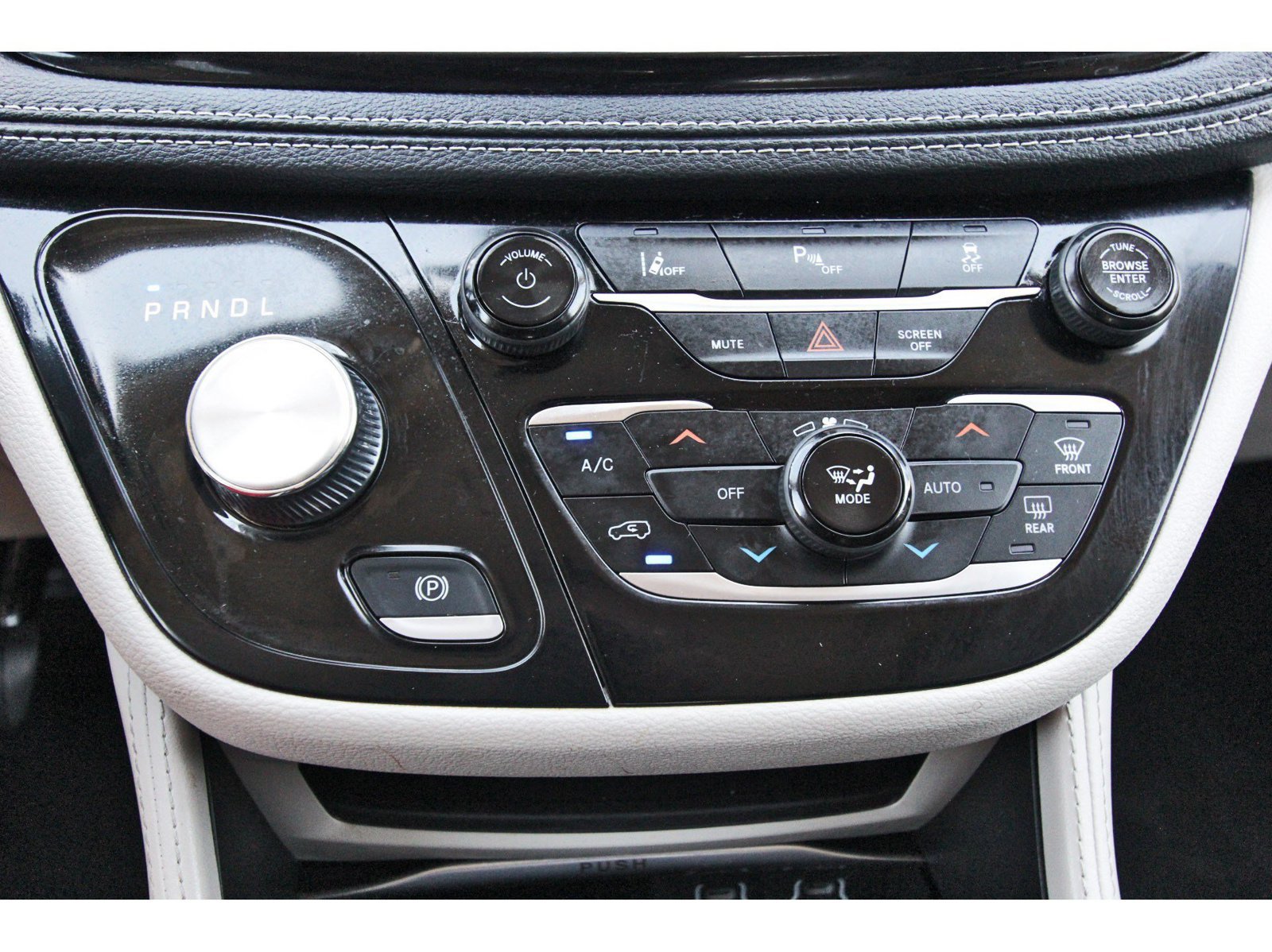 Used 2023 Chrysler Pacifica Limited FWD image 25