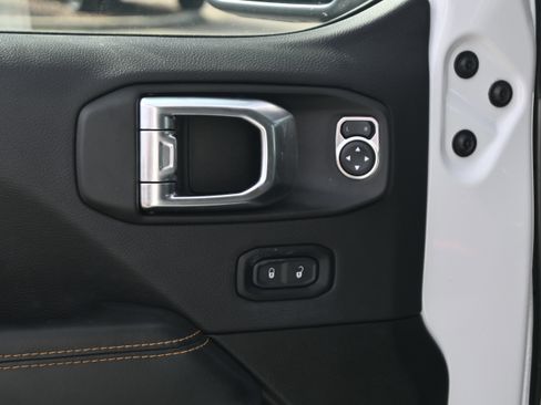 Used 2025 Jeep Wrangler Sahara image 27