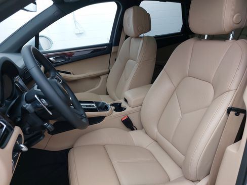 Certified 2026 Porsche Macan AWD/4WD image 5