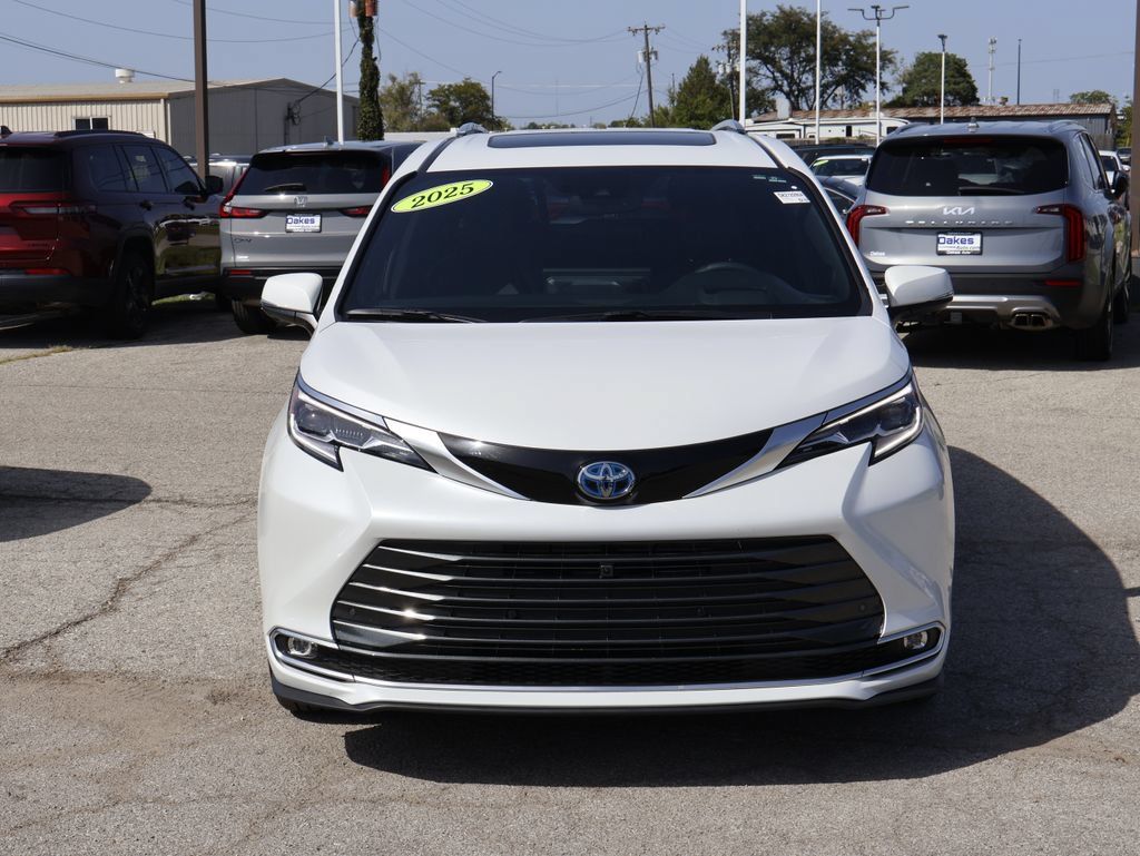 Used 2025 Toyota Sienna Platinum AWD/4WD image 2