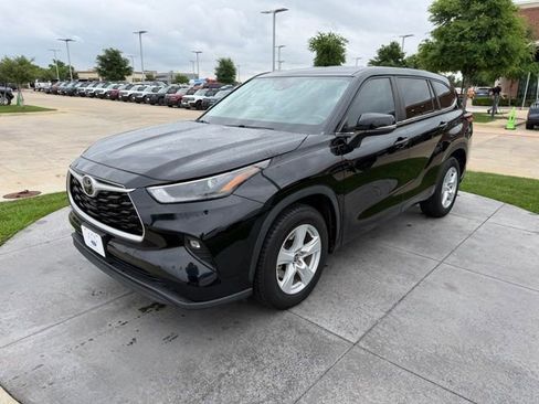Used 2023 Toyota Highlander LE FWD image 3