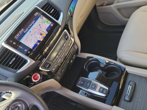Certified 2018 Honda Pilot Touring image 39