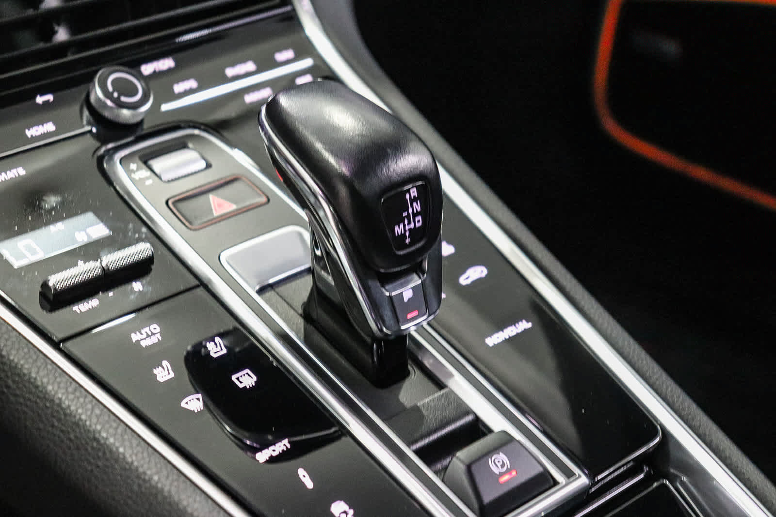 Used 2022 Porsche Panamera RWD image 25