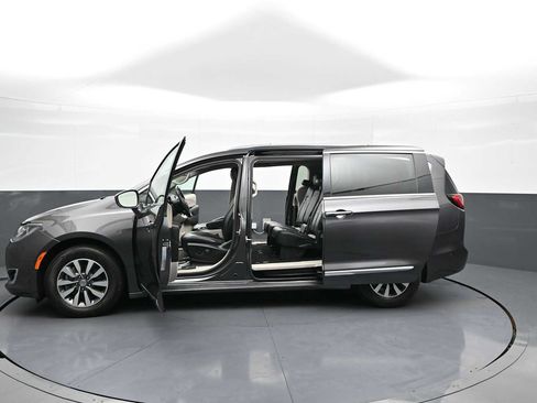 Used 2020 Chrysler Pacifica Touring-L Plus FWD image 46