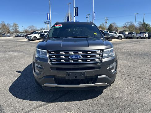 Used 2017 Ford Explorer XLT w/ XLT Technology Feature Bundle AWD/4WD image 8