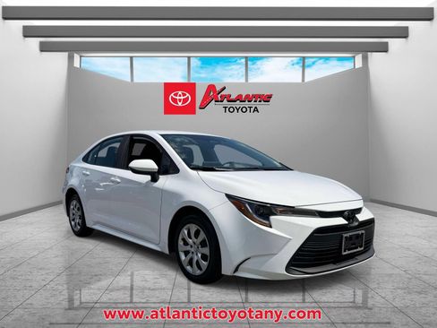 Used 2025 Toyota Corolla LE FWD image 1