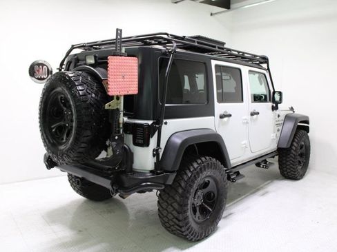 Used 2015 Jeep Wrangler Unlimited Rubicon w/ Connectivity Group AWD/4WD image 5