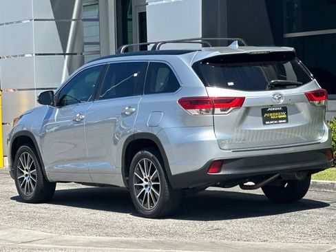 Used 2018 Toyota Highlander SE FWD image 6