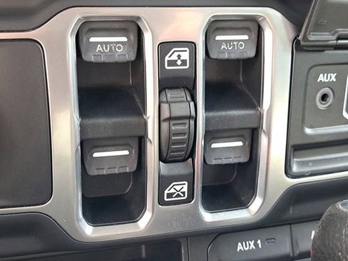 Used 2018 Jeep Wrangler Unlimited Sahara image 30