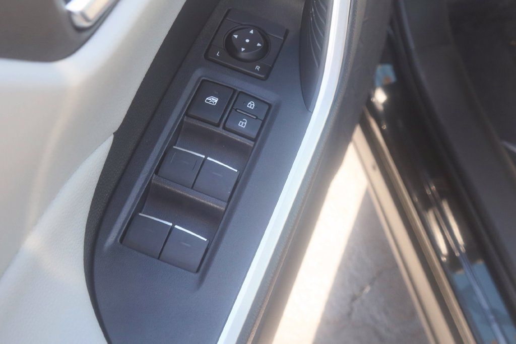 Used 2025 Toyota RAV4 XLE AWD/4WD image 9