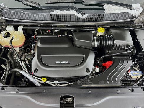 Used 2018 Chrysler Pacifica Touring-L Plus image 10