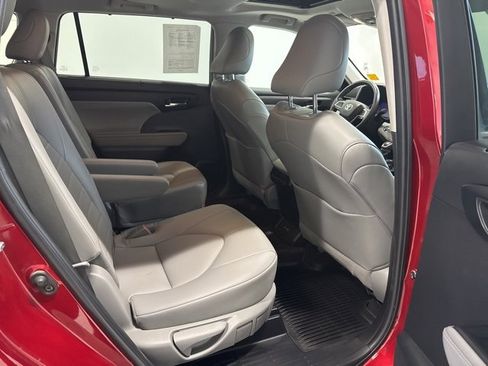 Used 2022 Toyota Highlander XLE image 39