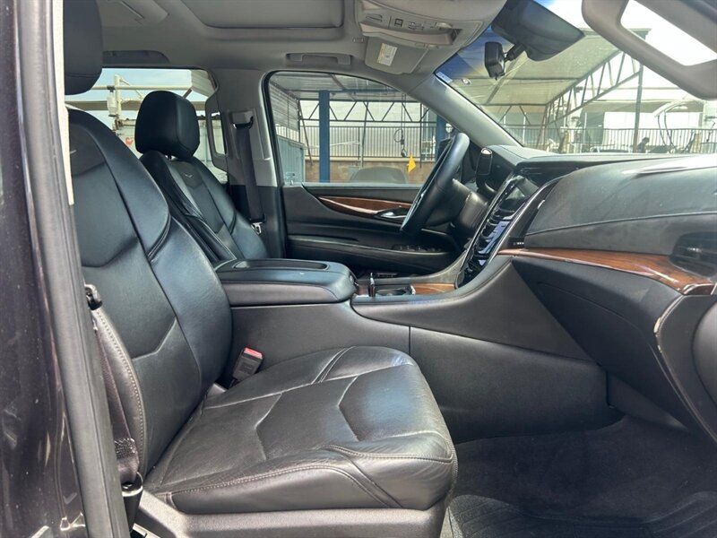 Used 2017 Cadillac Escalade ESV Premium Luxury AWD/4WD image 37