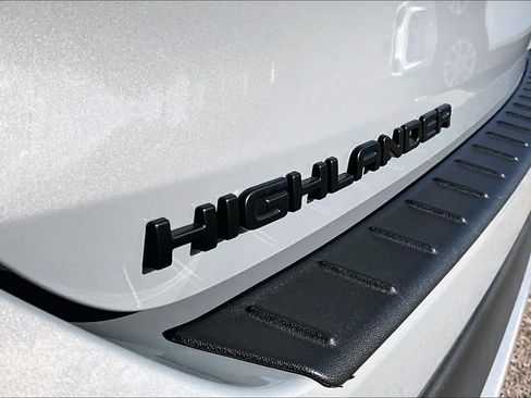 Used 2025 Toyota Highlander XSE AWD/4WD image 10
