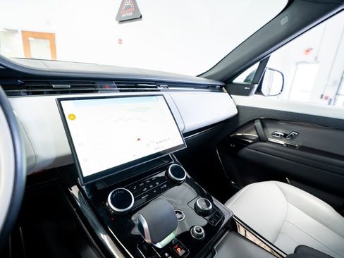 Used 2023 Land Rover Range Rover Sport SE Dynamic image 38