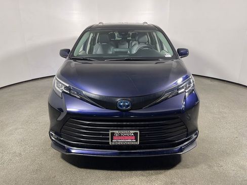 Certified 2023 Toyota Sienna XLE image 8