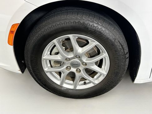 Used 2022 Chrysler Pacifica Touring-L FWD image 11