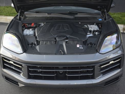 Certified 2025 Porsche Cayenne E-Hybrid image 32