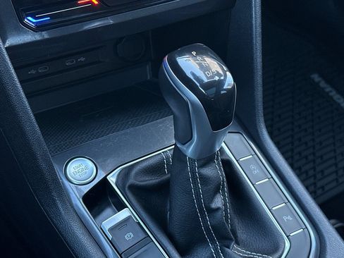 Certified 2022 Volkswagen Tiguan SE R-Line image 22