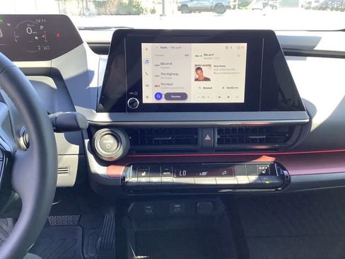 Used 2025 Toyota Prius Plug-In Hybrid image 17