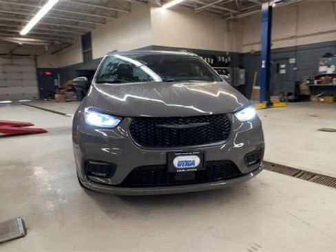 Used 2023 Chrysler Pacifica Touring-L w/ S Appearance Package image 3