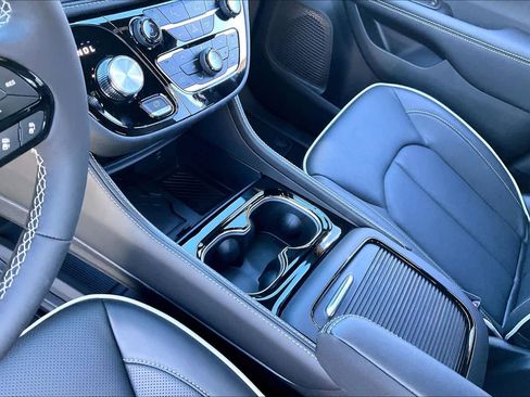 New 2026 Chrysler Pacifica Limited w/ S Appearance Package image 7