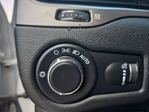 Used 2021 Jeep Cherokee Latitude AWD/4WD image 15