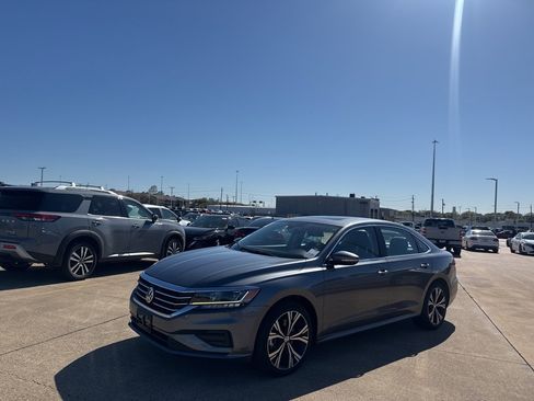 Used 2021 Volkswagen Passat 2.0T SE image 8