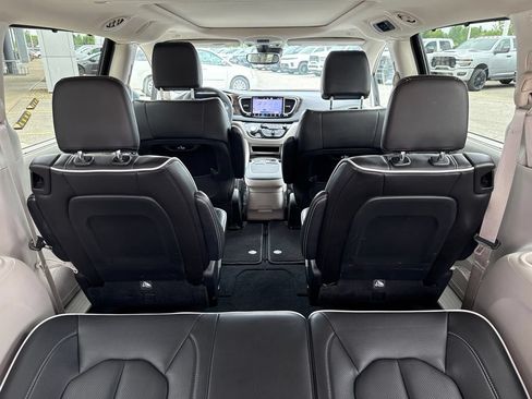 Used 2023 Chrysler Pacifica Limited AWD/4WD image 16