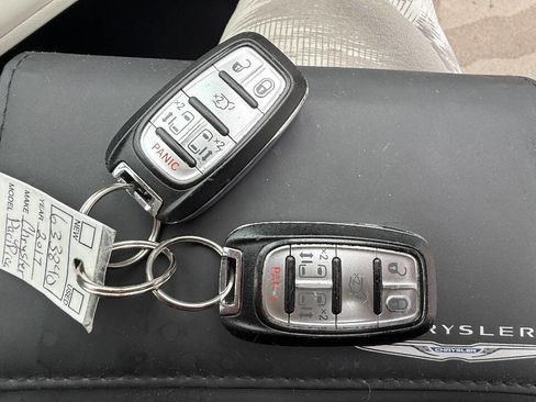 Used 2017 Chrysler Pacifica Touring FWD image 67