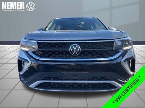 Certified 2023 Volkswagen Taos SE w/ Panoramic Sunroof Package image 2