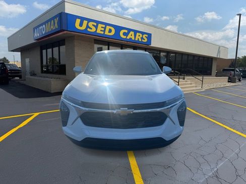 Used 2024 Chevrolet Trax LS w/ LS Convenience Package FWD image 3