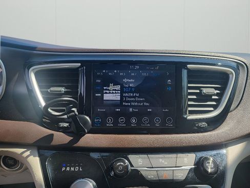 Used 2018 Chrysler Pacifica Touring-L FWD image 19