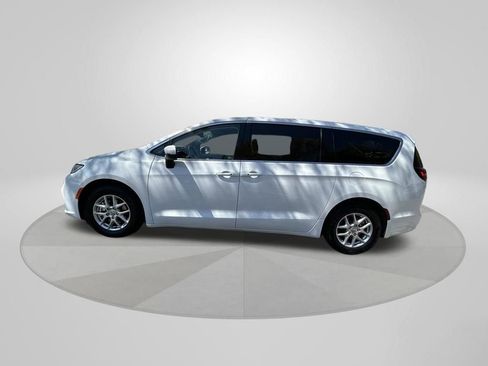 Used 2023 Chrysler Pacifica Touring-L image 4