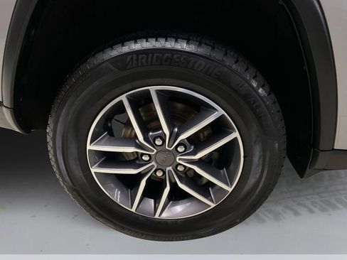 Used 2019 Jeep Grand Cherokee Laredo w/ 18" Wheel & 8.4" Radio Group AWD/4WD image 16