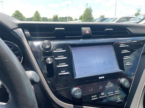 Used 2020 Toyota Camry SE FWD image 14
