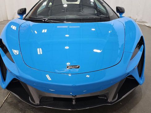 Used 2024 McLaren Artura RWD image 2