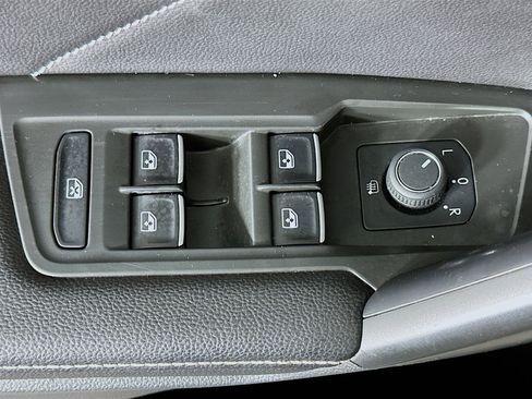 Used 2024 Volkswagen Tiguan SE image 15