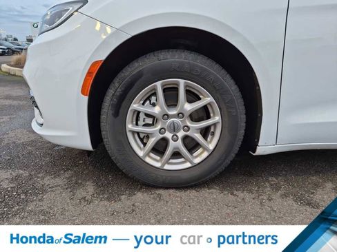 Used 2024 Chrysler Pacifica Touring-L image 8