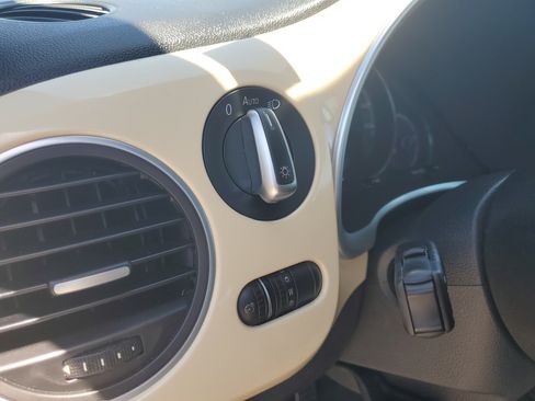 Used 2019 Volkswagen Beetle 2.0T SE FWD image 20