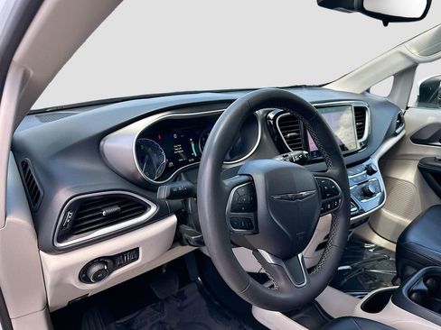 Used 2023 Chrysler Pacifica Touring-L FWD image 9