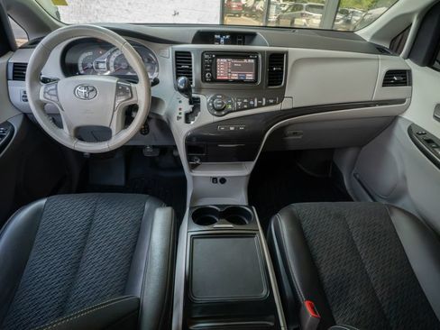 Used 2014 Toyota Sienna SE FWD image 19