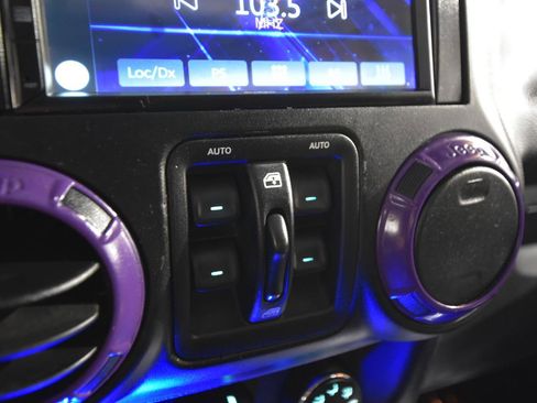 Used 2017 Jeep Wrangler Unlimited Rubicon w/ Cold Weather Group image 28