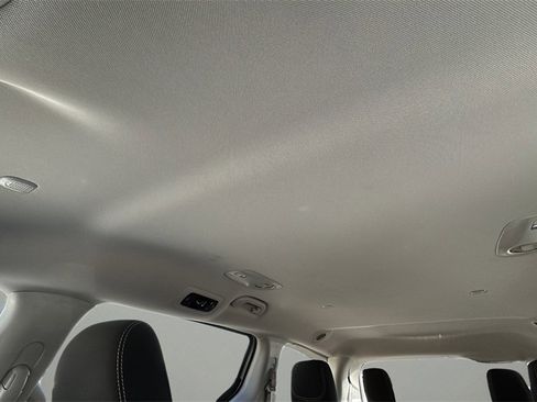 Used 2023 Chrysler Voyager LX image 17