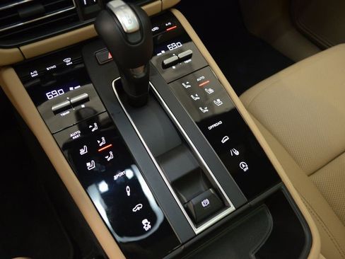 Certified 2025 Porsche Macan AWD/4WD image 30