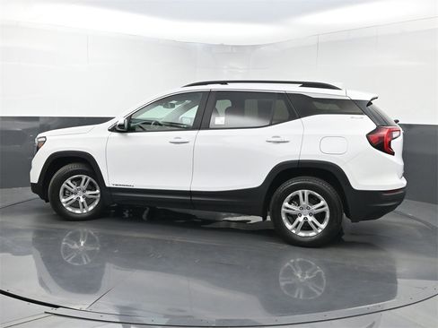 Used 2023 GMC Terrain SLE w/ Driver Convenience Package image 39